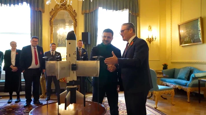 Zelenski presents the interceptor drone to the British Prime Minister PHOTO: X