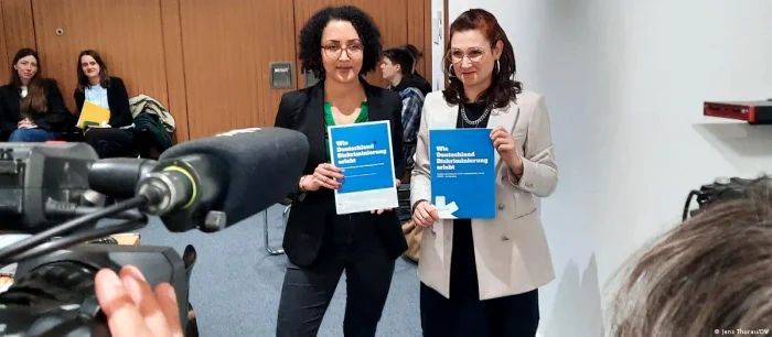 Ferda Ataman (right), responsible for combating discrimination, with Samera Bartsch, co-author