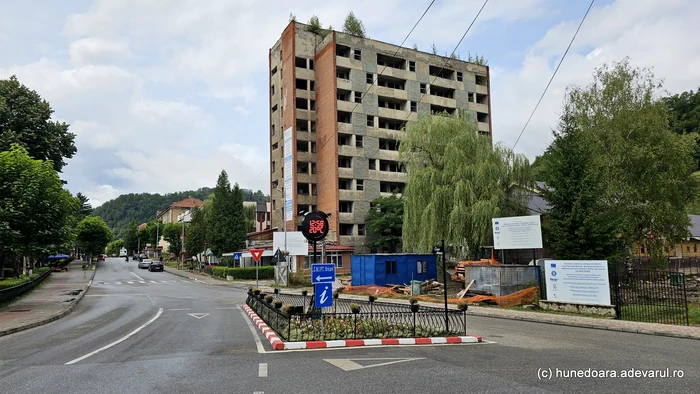 Tower block from the 70s, abandoned in Uricani, Hunedoara. Photo: Daniel Guță. TRUTH