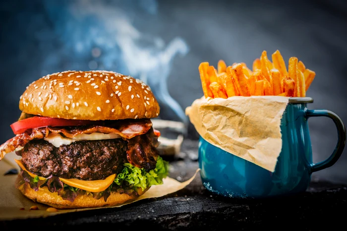 Fast food should be avoided in the evening PHOTO: Shuterstock