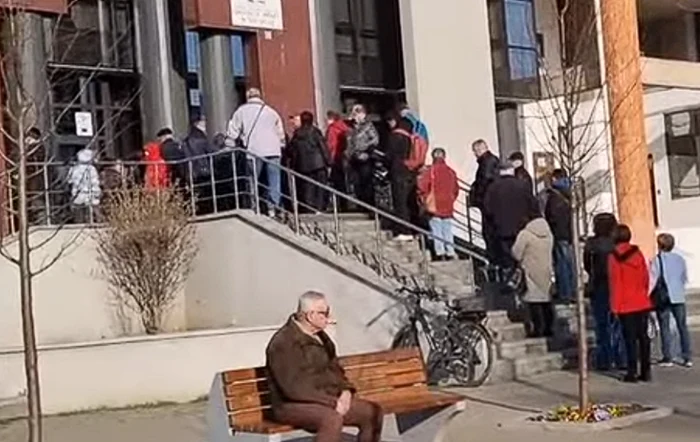 People waited in line for hours. PHOTO video capture Ziarul Unirea
