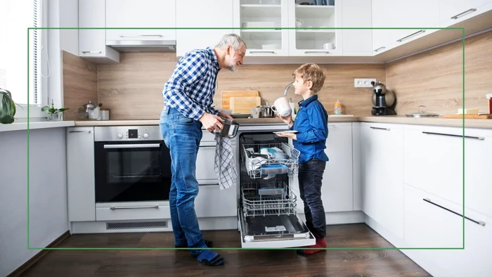 Bunic și nepot petrecând timp împreună alături de o mașină de spălat vase A Modern Kitchen