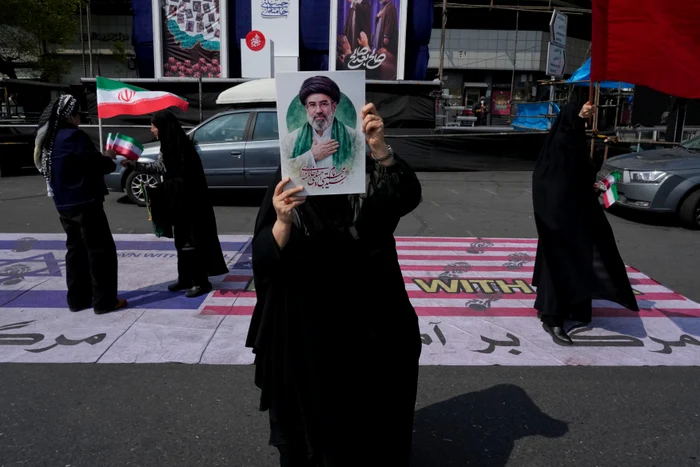 A woman expresses her support for Mojtaba Khamenei in Tehran PHOTO profimedia