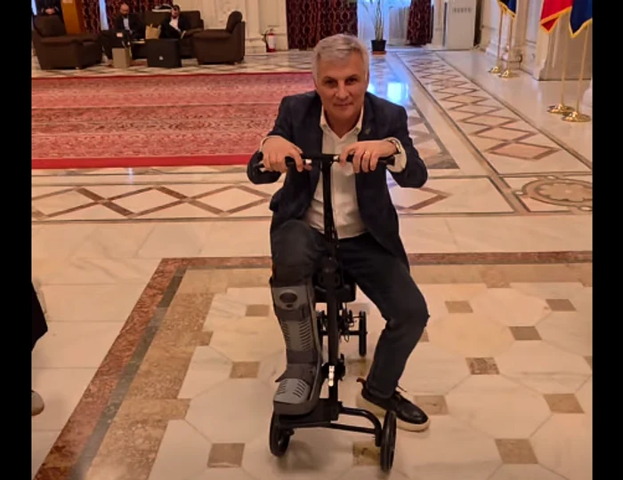 Zamfir moved around the Parliament with the medical scooter. PHOTO capture FB Emanuel Ungureanu