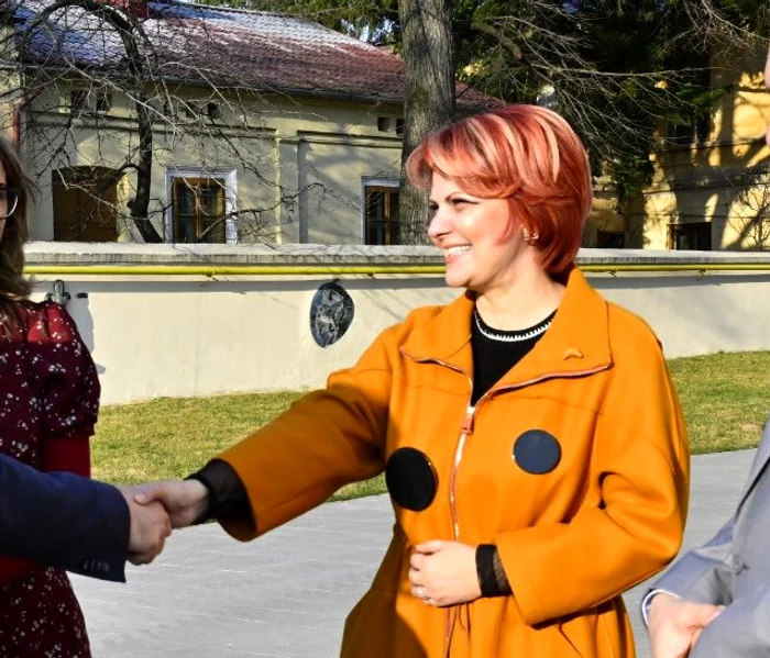 Olguța Vasilescu slapped the face of the pensioners. FB PHOTO Lia Olguța Vasilescu,