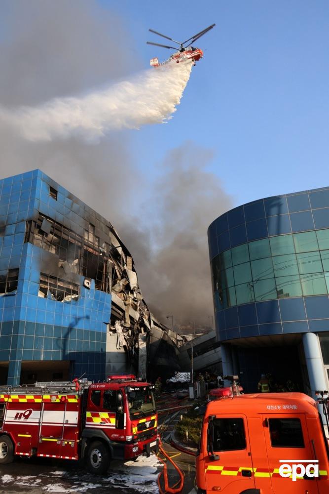 A plant in South Korea caught fire, killing at least 10 people. Photo 2