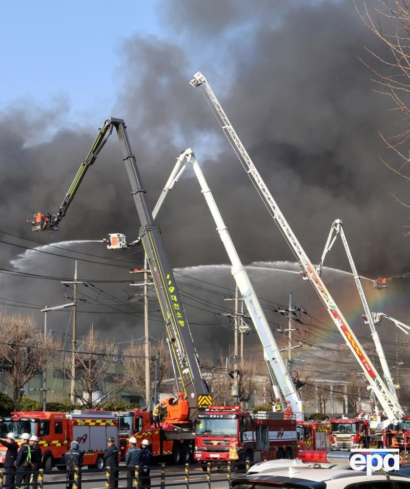 A plant in South Korea caught fire, killing at least 10 people. Photo 3