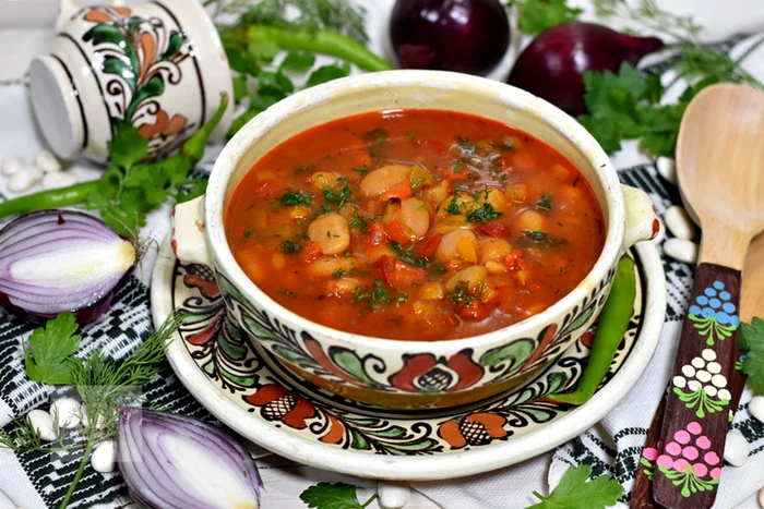 Moldavian bean borscht PHOTO caietulcuretete.com