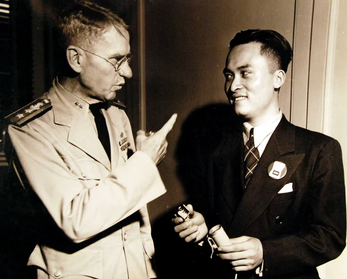 Lim with a British official PHOTO wikipedia