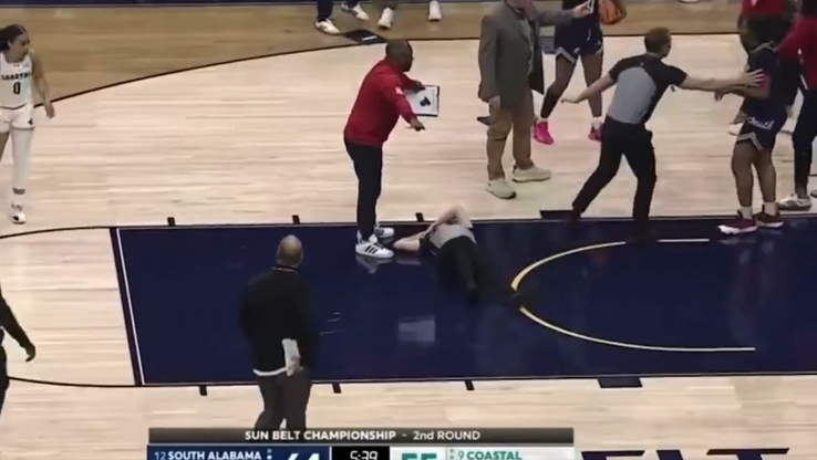 General fight between basketball players on the field / photo: X @TheFieldOf68