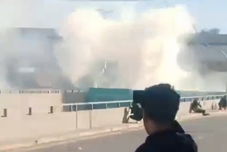 VIDEO Hundreds of people stormed the area where the American embassy in Baghdad is located
