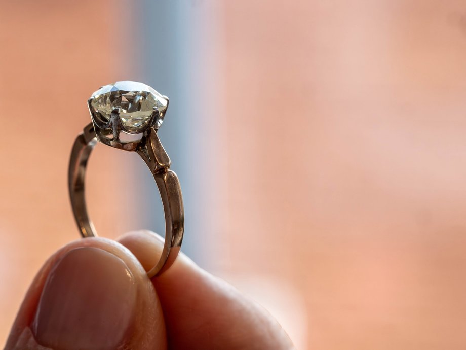 Ring with a diamond weighing 3 carats.