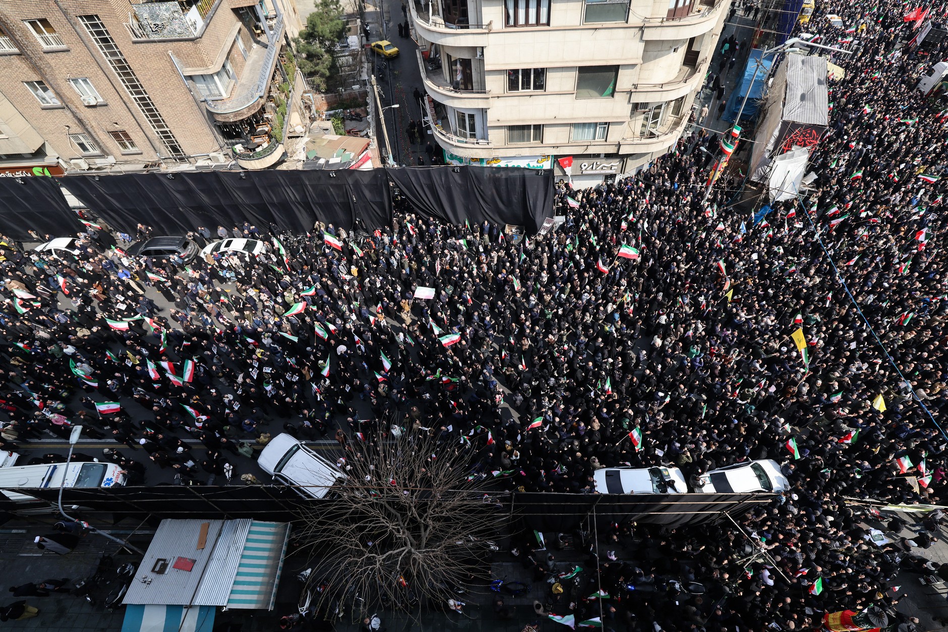 Irańczycy na pogrzebach dowódców Korpusu Strażników Rewolucji Islamskiej (IRGC) i innych osób, które zginęły w pierwszych dniach amerykańskich i izraelskich ataków na Iran, 11 marca 2026 r.