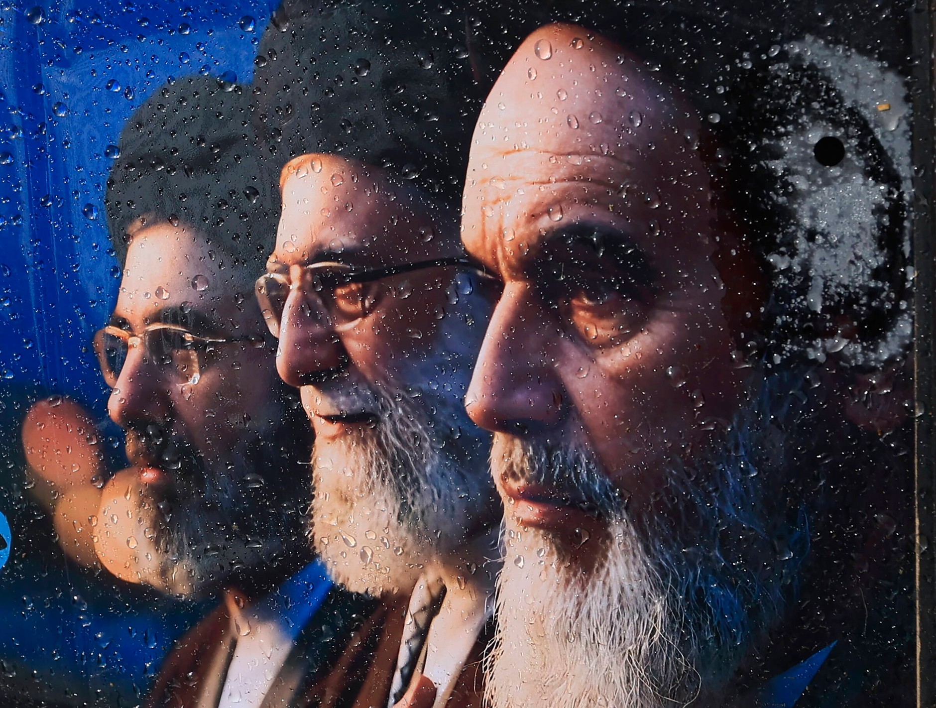 Portret irańskich najwyższych przywódców wystawiony na straganie. Od lewej Modżtaba Chamenei, ajatollah Ali Chamenei i ajatollah Ruhollah Chomejn, Sana, Jemen, 13 marca 2026 r. 