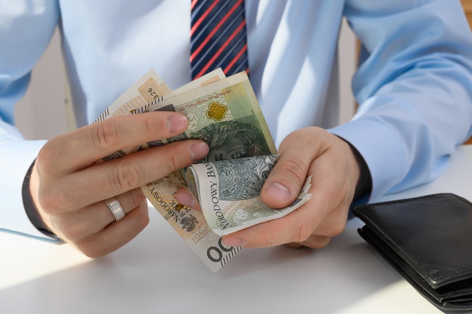 If you have creditworthiness but do not have savings for your own contribution, the state - through BGK - guarantees part of it