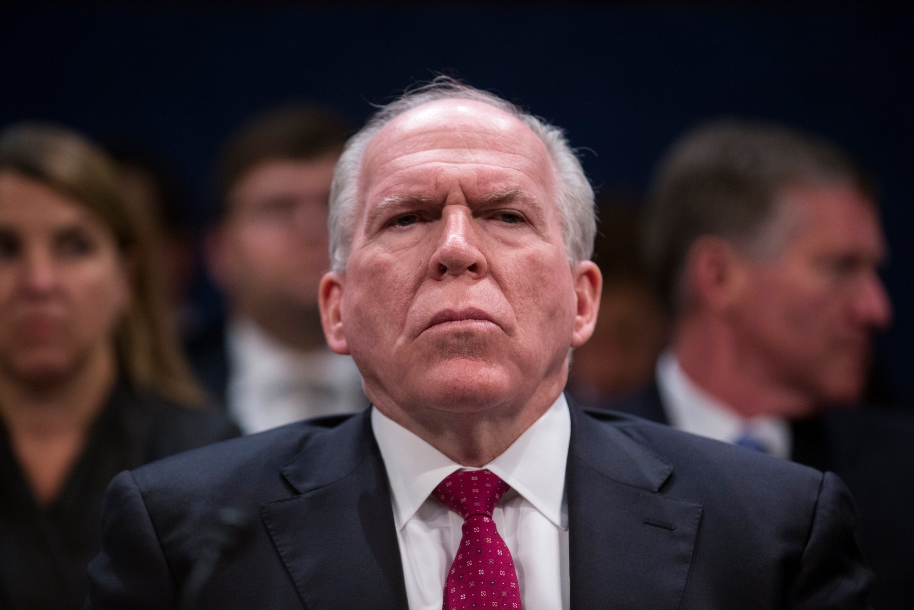Były dyrektor CIA John Brennan zeznający przed Komisją Wywiadu Izby Reprezentantów w sprawie śledztwa dotyczącego rosyjskiej ingerencji w kampanię prezydencką w 2016 r. na Kapitolu w Waszyngtonie, DC, USA, 23 maja 2017 r.