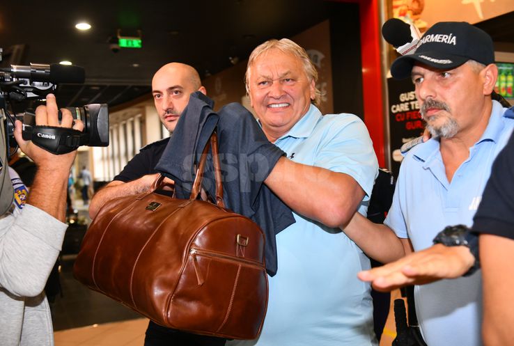 Arrival of Dănuț Lupu. The former international was picked up by the police at the airport in Otopeni (photo: Cristi Preda/GSP)