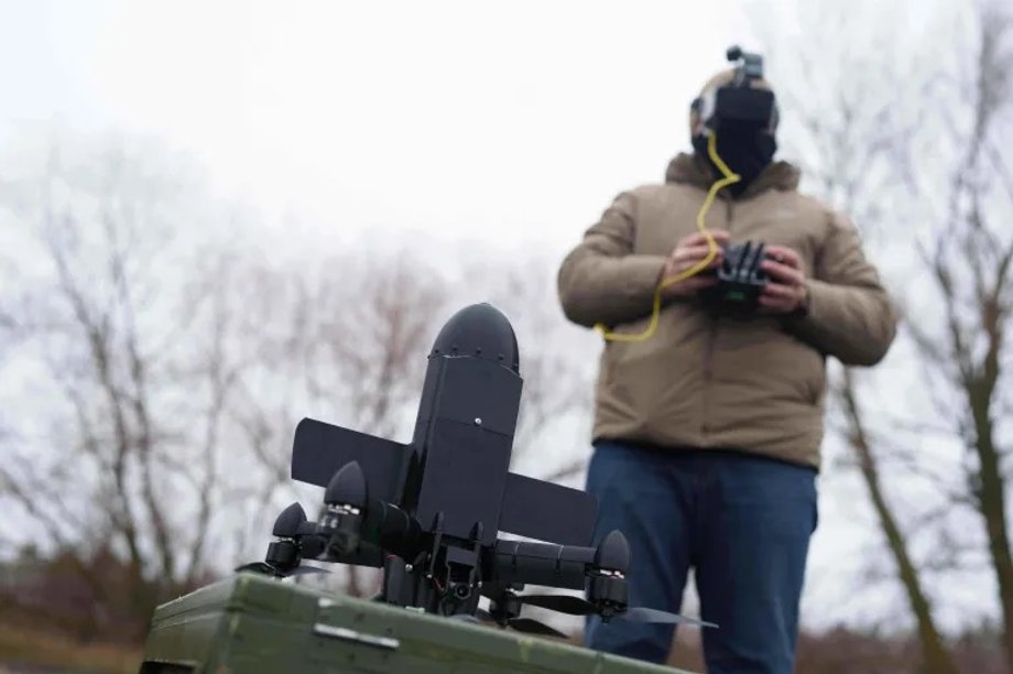 Operator przygotowuje drona przechwytującego