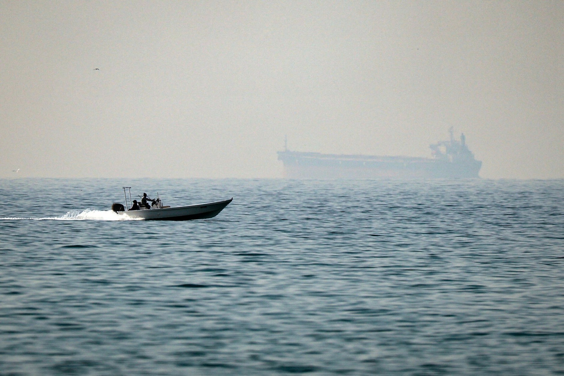 Motorboat and tanker in the Strait of Hormuz (illustrative photo)