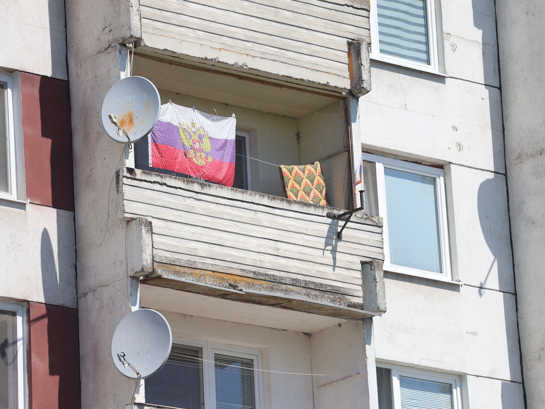 A Russian flag on the balcony of one of the apartments, in the stairwell where the attacker Juraj Cintula also lived before his arrest