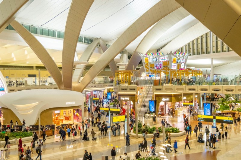 One dead and several injured in an incident at the most important airport in Abu Dhabi