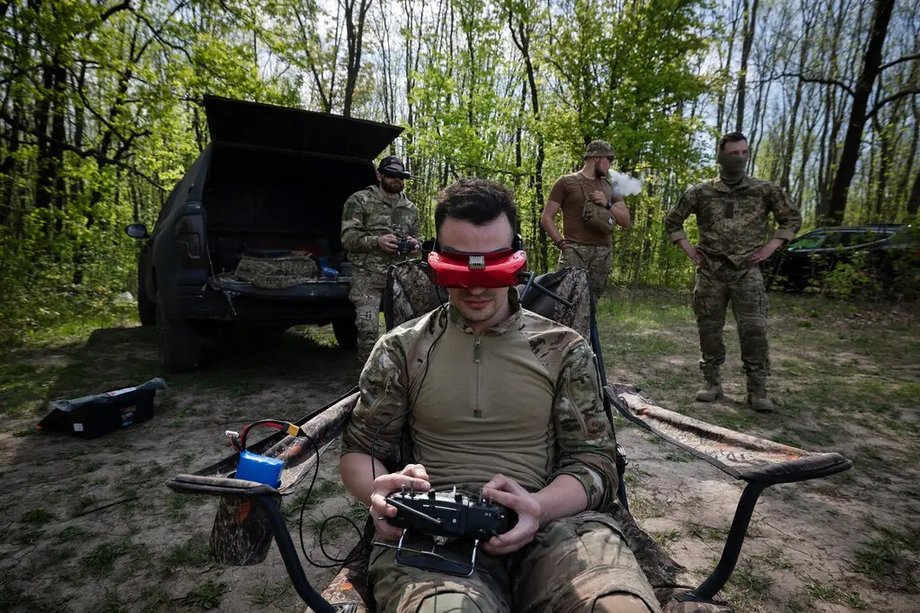 Żołnierz sterujący dronem