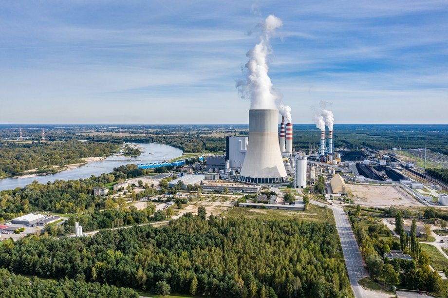 Emission allowances must be acquired, among others, by conventional power plants burning coal or gas. The photo shows the Kozienice Power Plant owned by Enea Wytwarzanie