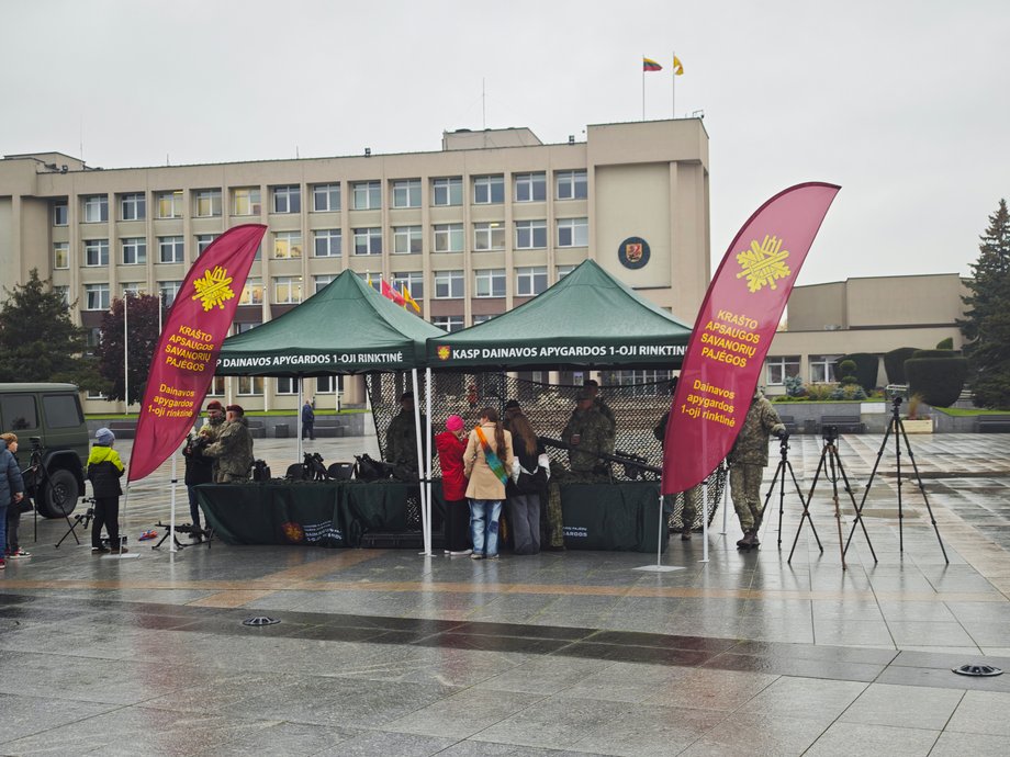 Lithuanian appropriate ours "Territorials" shows weapons and encourages people to serve
