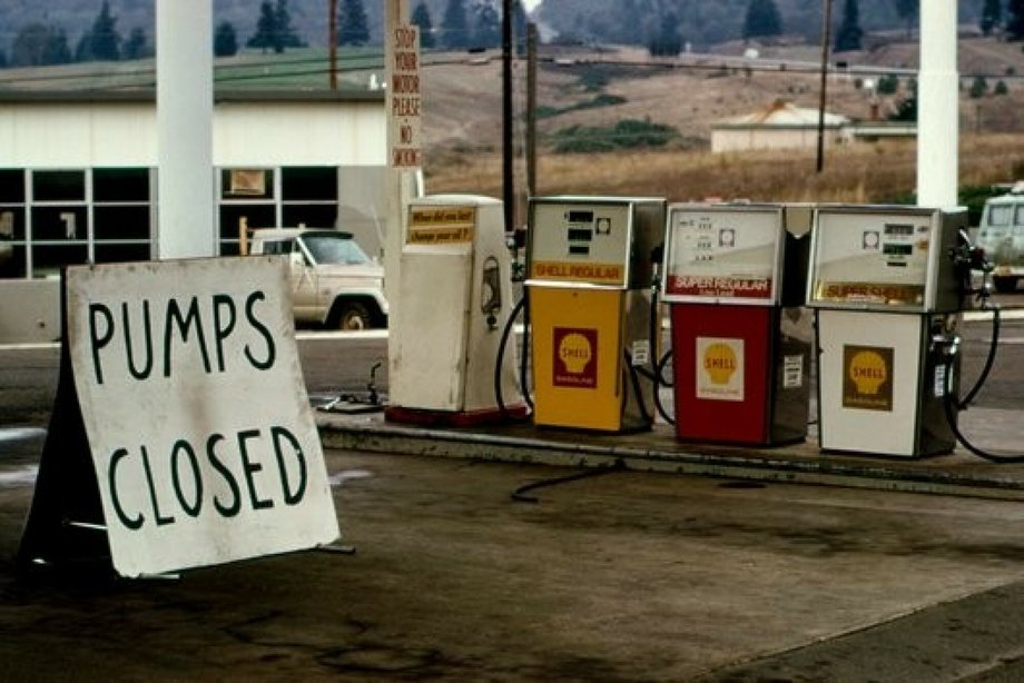 US gas station closed by the 1973 fuel crisis.