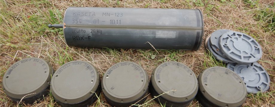 Cylindrical mine cassette containing five MN-123 scattered mines