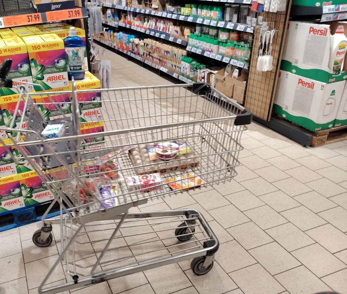 The shopping list was shorter for many PHOTO: AM
