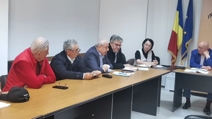 The elderly exposed their problems regarding access to medical services PHOTO: A. Mitran