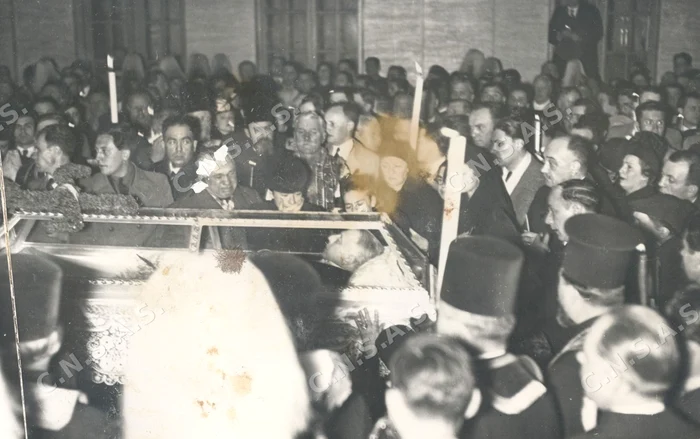 The coffin of Octavian Goga, honored with the swastika, the electoral symbol of the PNC, 1938 PHOTO CNSAS