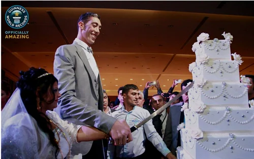 The tallest man in the world, Sultan Kosen PHOTO Facebook / Guinness World Records