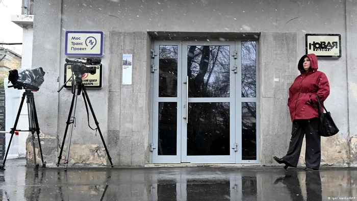 Russian authorities continue to raid the Moscow headquarters of Novaya Gazeta