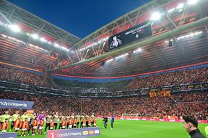 What a difference! How the moment of silence in memory of Mircea Lucescu showed at Galatasaray