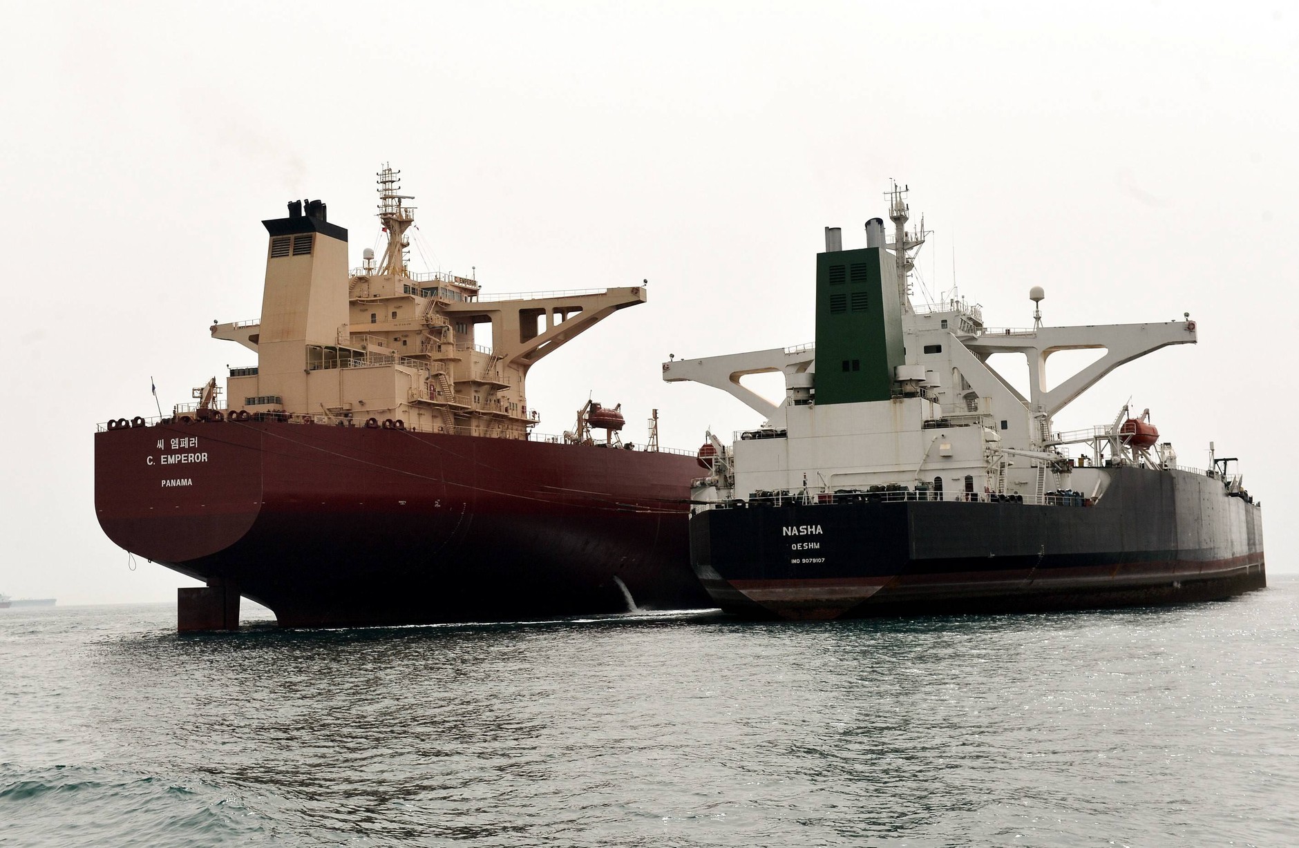 Tankers off the coast of Khark Island. Illustrative photo