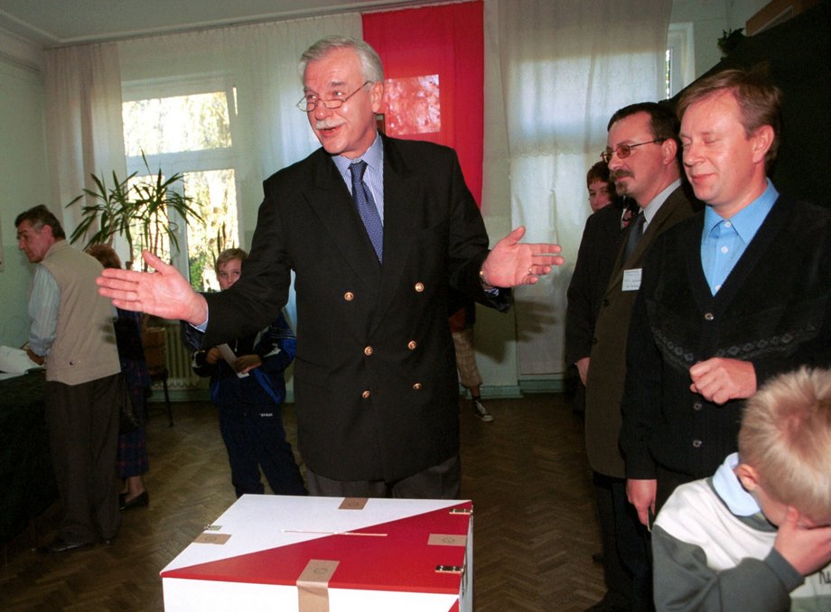 Andrzej Olechowski voting in the 2000 presidential election.