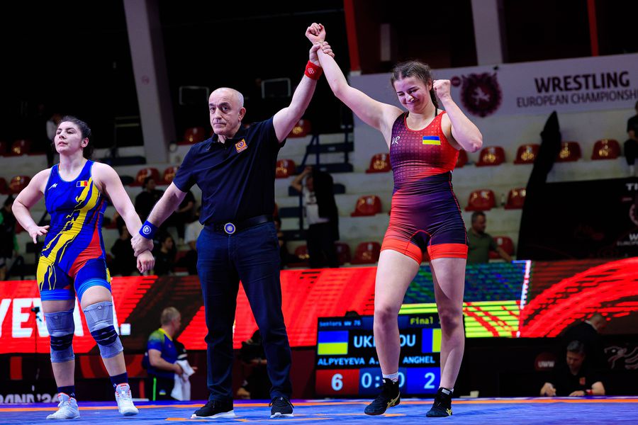 A gold, a silver and two bronzes in one evening for Romanian female fighters at the European Championships in Tirana