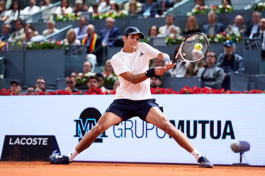 World leader wins opening duel with new Rafa and praises him: 