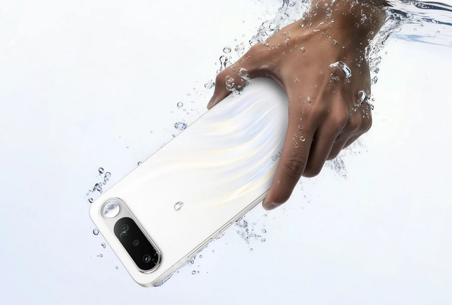 A smartphone with an IP67 or IP68 waterproof certificate is not afraid of even complete immersion