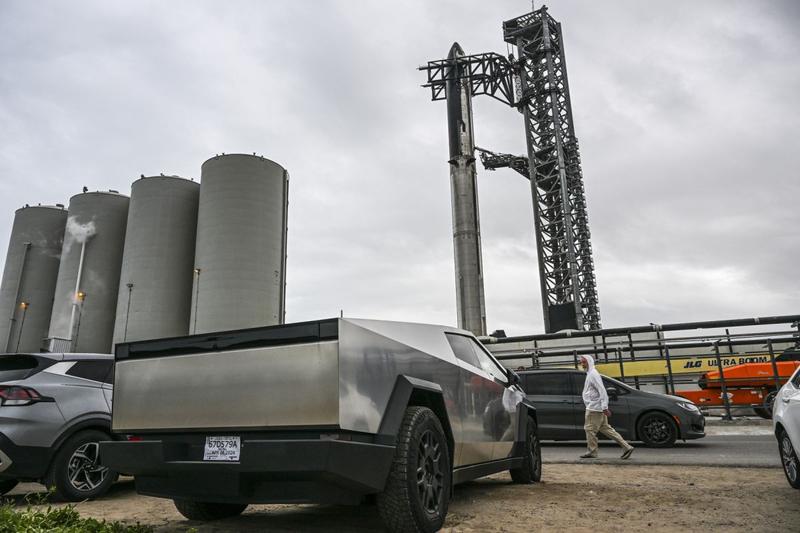 Starship and Tesla Cybertruck, Photo: CHANDAN KHANNA / AFP / Profimedia