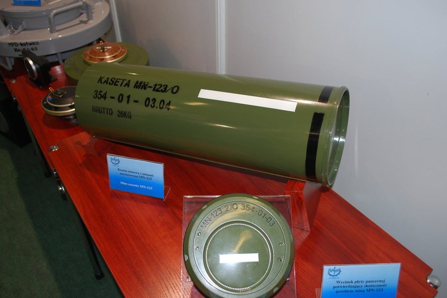 Cylindrical mine cassette containing five MN-123 scattered mines