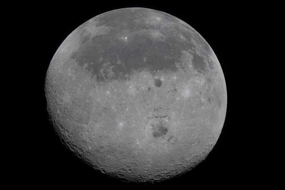 The meeting of two "pages" Moon. From the perspective of the Artemis II crew, the upper part of the image is the area seen from Earth. However, we cannot see the lower part from Earth