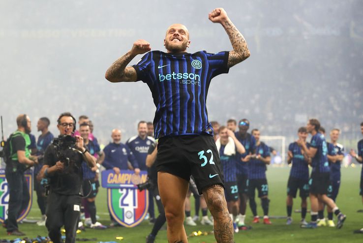 Federico Dimarco celebrating the title with the number 21 won by Inter. Photo: Getty Images