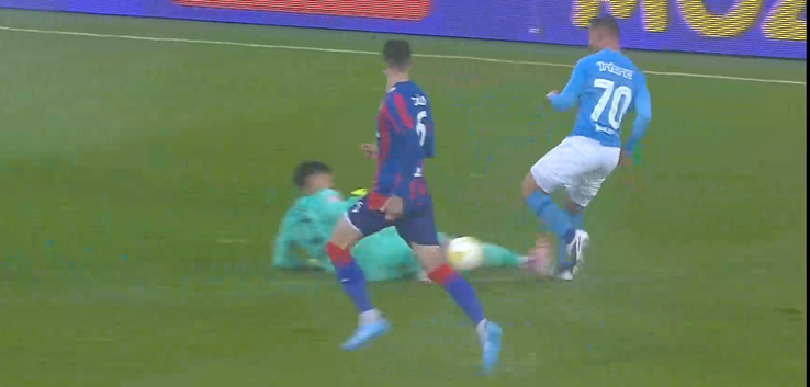 Hard entry by the goalkeeper from Bihor, Edgar Cadar // PHOTO capture: Digi Sport 1