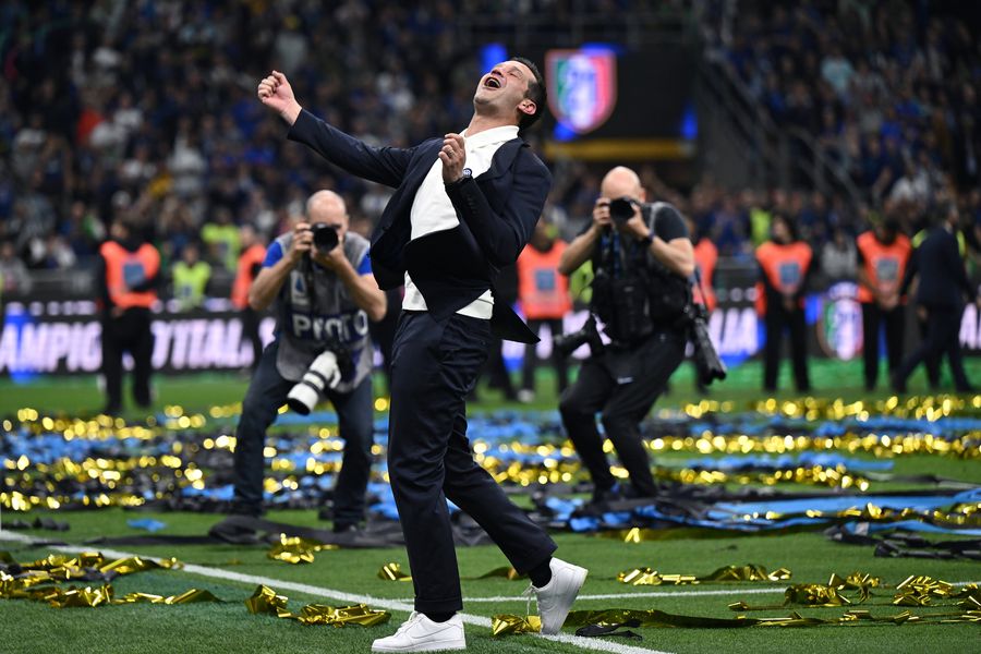 Cristi Chivu signs after the Cup final! » Financial 