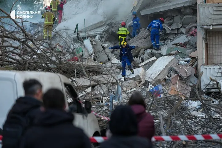 The woman screamed: ''I can't, I can't.'' Report from a destroyed house in Kyiv