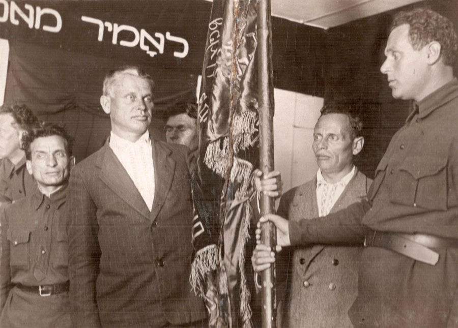 Chairman of the Kharkov delegation Fedyukov presents the banner to Liberberg