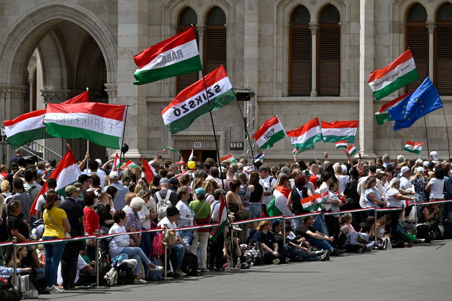 Supporters of the new government in front of the parliament building